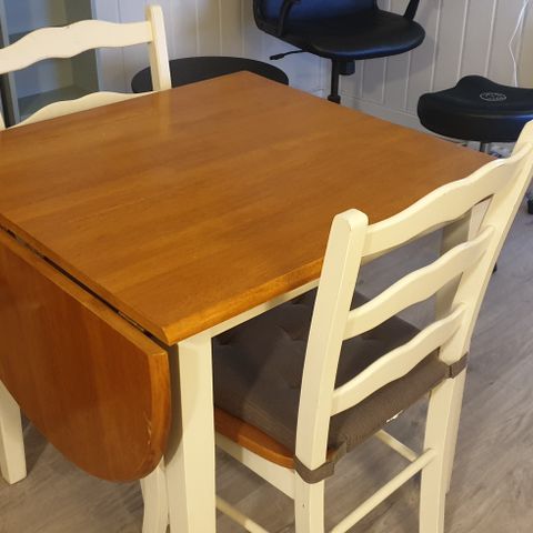 Kjøkkenbord m 2 stoler