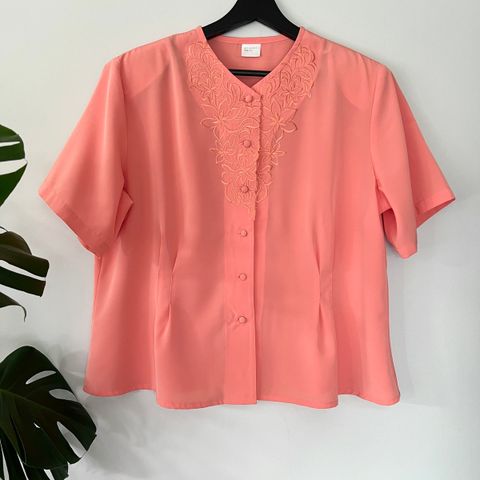 Søt vintage bluse med broderi. Str. 44/XL