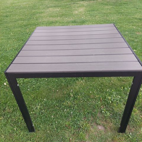 PENT BRUKT UTEBORD 90*90 CM SELGES FOR 350 KRONER