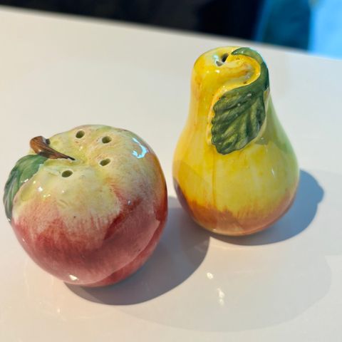 Unike retro salt og pepper i eple & pære form