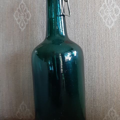 Flott, gammel PATENTKORK-flaske i pen grønnfarge.