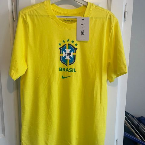 Brasil t-skjorte Nike, herre str S, kr 150,-