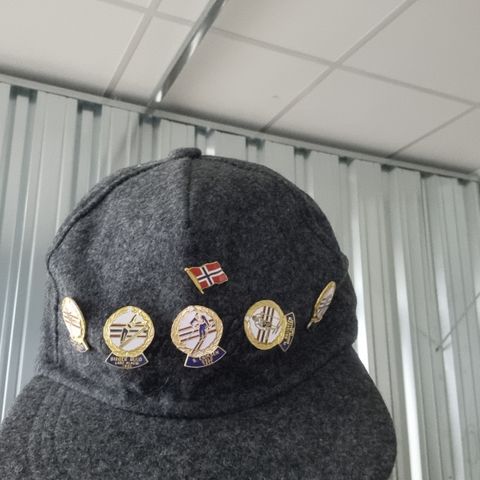 Caps med pins