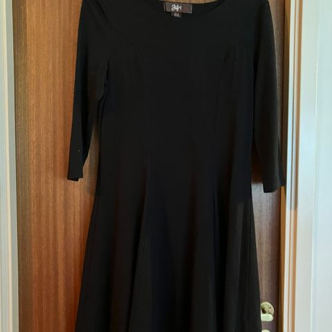 Enkel svart kjole