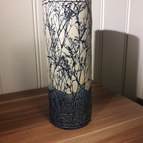 Håndlaget vase i keramikk fra Tenmoku