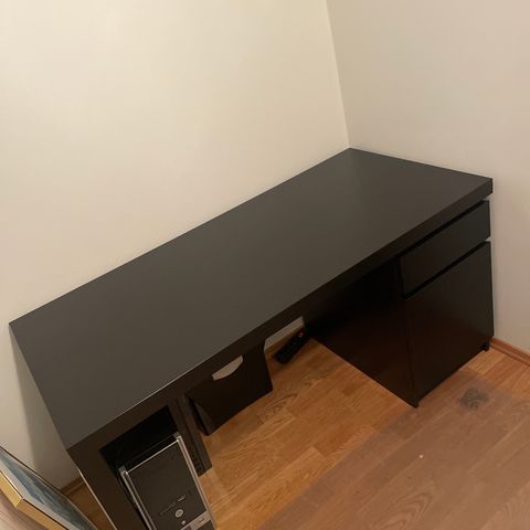 Skrivebord (MALM fra IKEA) SOM NY