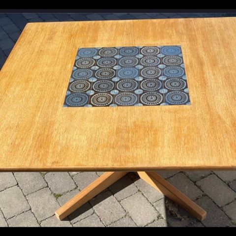 Flott 60-talls design stuebord med keramiske fliser