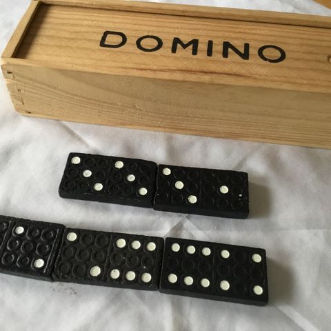 Domino til salgs