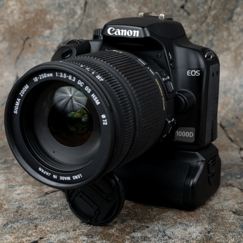 Strøken Canon 1000D med grip + Sigma 18-250mm og masse ekstra