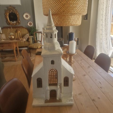 Gammel,stor håndlaget kirke