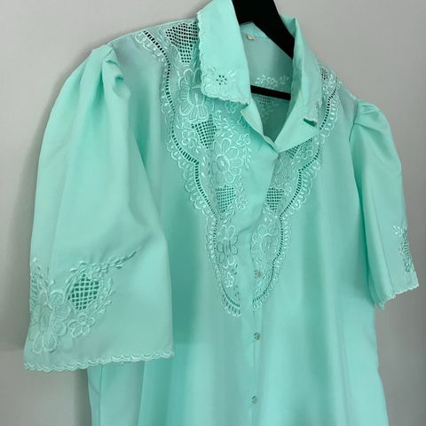 Nydelig 60s vintage bluse med hullmønster. Str. XL/44