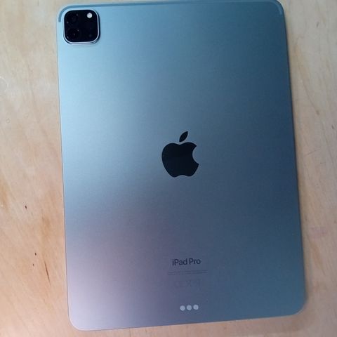 iPad Pro (11") 4 gen, 128 GB WiFi (stellargrå)- Veldig pent brukt + mye tilbehør