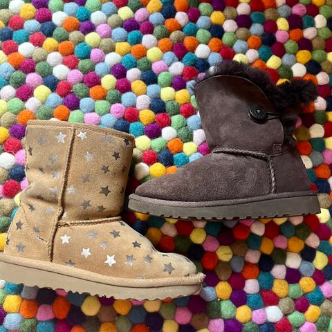 UGGS CLASSIC SHORT STARS & BAILEY BUTTON 31.