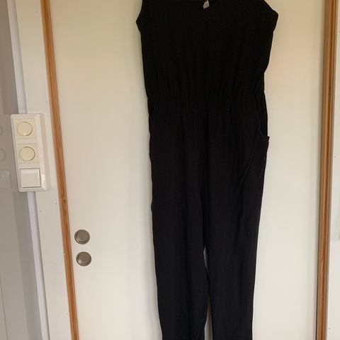 Sort jumpsuit og linshorts