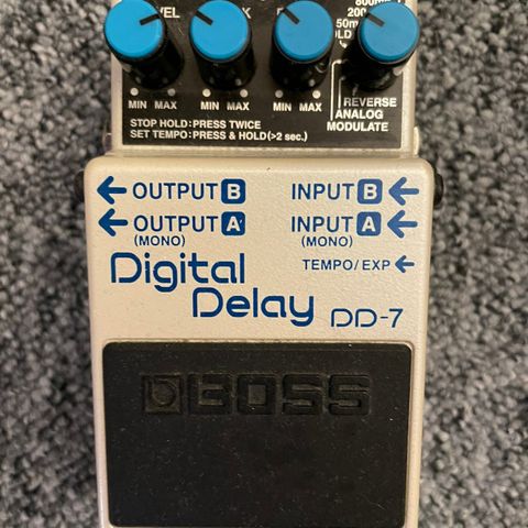 Selger en BOSS Digital Delay DD-7 gitar pedal