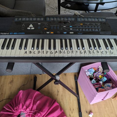 Keyboard Roland med stativ