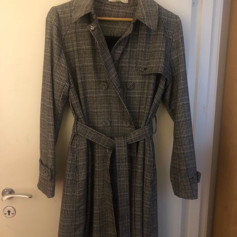 Trenchcoat fra Haust NÅ 450kr