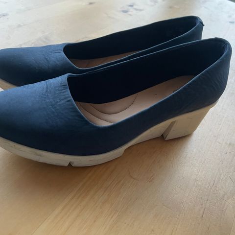 Clarks pumps med kilehæl