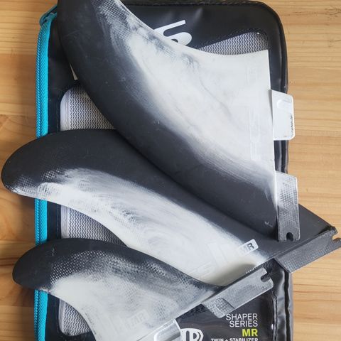 FCS II MR Twin + Stabiliser fins Black/White Swirl