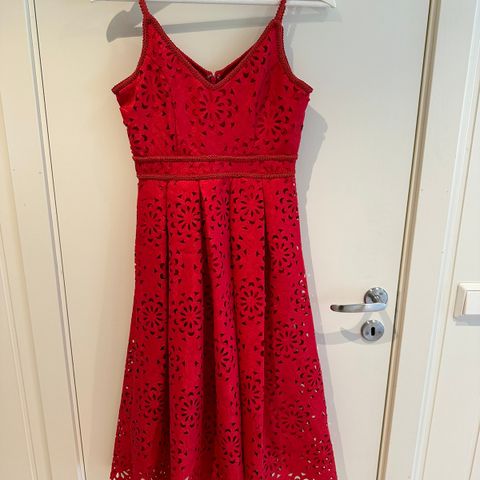 Ubrukt rød kjole fra NLY Trend