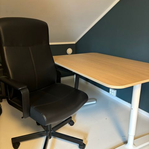 Bekant arbeidsbord og Millberget kontorstol fra IKEA