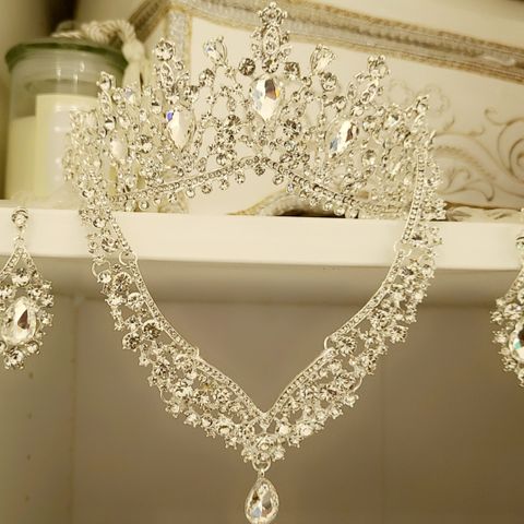 Elegant tiara med matchende halskjede & øredobber