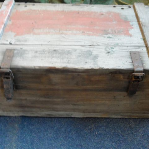 Ammunisjonskasse fra krigen med lokk, hengsler og håndtak,  gammel