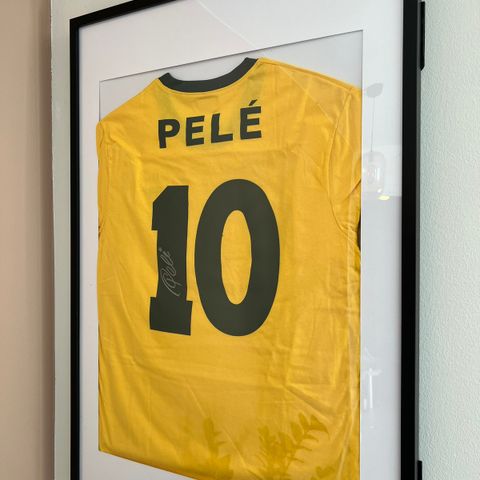 Drakt signert av Pele!
