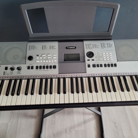 YAMAHA PSR-E413 digital keyboard