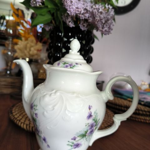 Stor, pen kaffe, tekanne i porselen med lilla blomster