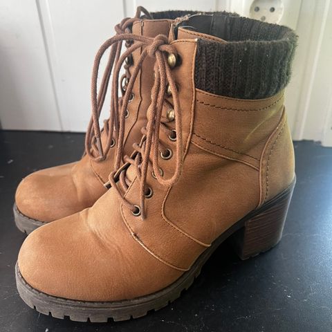 Høyhælte boots str 38