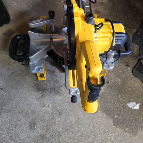 KAPP-&GJÆRSAG DEWALT DWS773-QS 1300W+SAGBORD