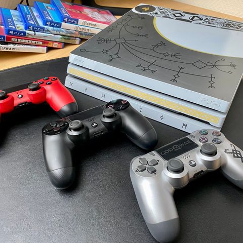 PS4 Pro + spill og kontrollere