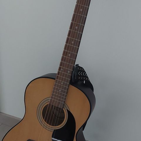 Akustisk gitar m/utstyr