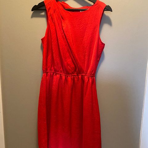 Nydelig rød kjole fra Holly Whyte by Lindex