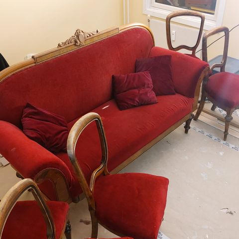 Antikk sofa med ovalt bord og 6 stoler