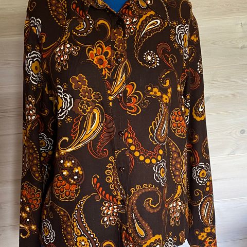 Vintage/retro. Jørli bluse fra 1970-tallet.  Str  42-44 (se mål). Fastpris