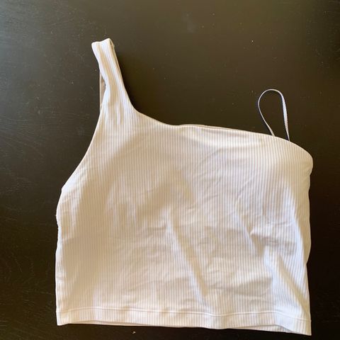 Ny og ubrukt Lululemon top (US6)