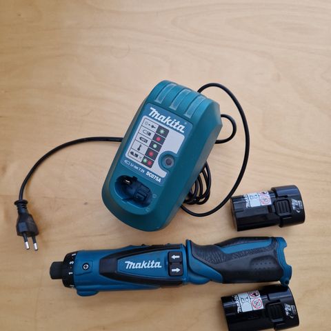 Makita skrutrekker m/ lader og 2 batterier