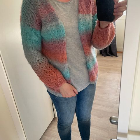 Netti hjemmestrikket cardigan