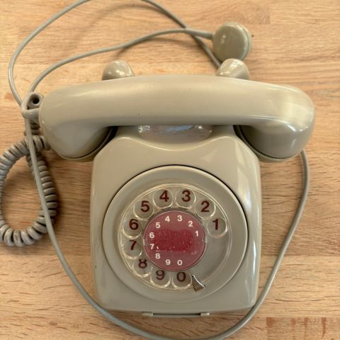 Vintage telefon - grå med rød dreieskive
