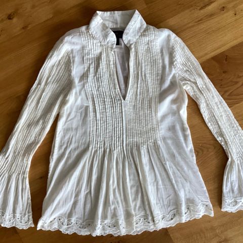 H & M -1 flott TOPP/BLUSE /TUNIKA. Sandfarget. Str. 42, L. 70 cm, B. nede 68 cm.