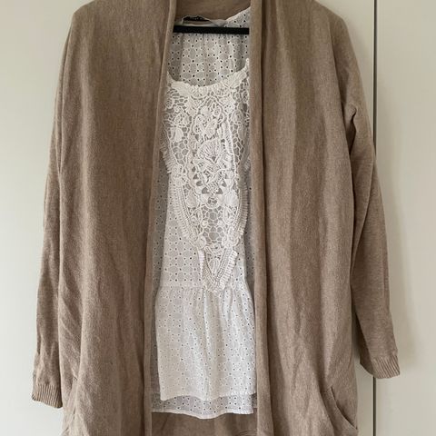 Bluse og cardigan