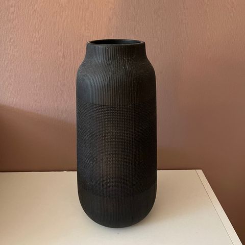 Sort vase