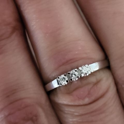 585 hvitt gull ring med diamanter.