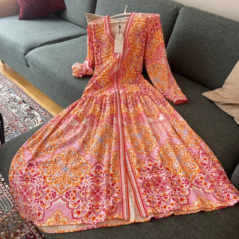 Kom med bud! HALE BOB kjole, med nydelig mønster i rosa/orange/blå/hvit/rød.