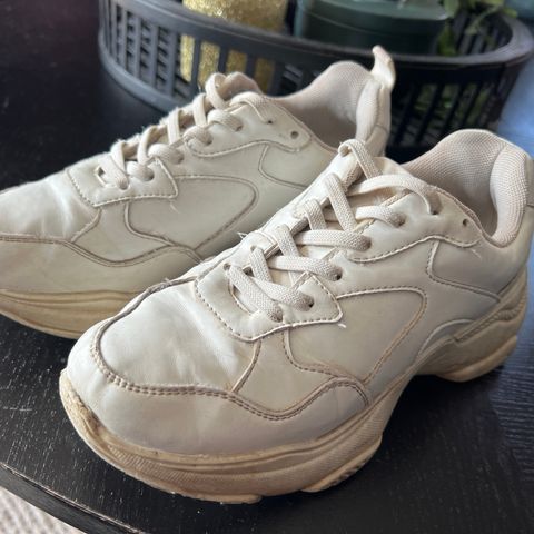 Hvite sneakers sko str 35