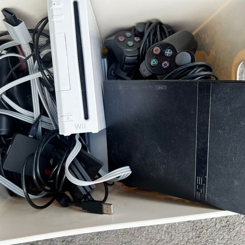 2 x PS2 og en Wii konsoll med utstyr og 45 spill