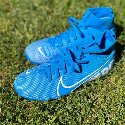 Nike fotballsko strl 35