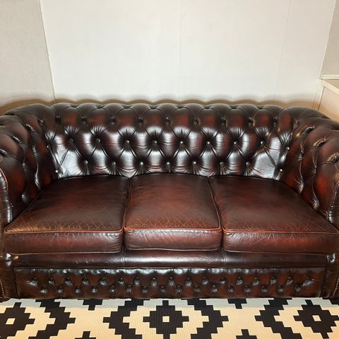 Chesterfield 3-seter sofa i brunt skinn.